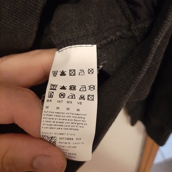 Hugo boss sweater - Picture 5 of 5